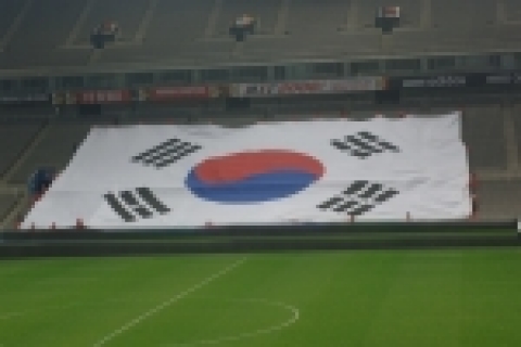 붉은악마 공식후원사인 네이버가 60만의 네티즌 참여로 만든 40m*30m의 대형태극기