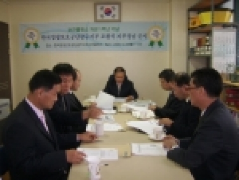 업무현황을 청취하는 조왕석지부장