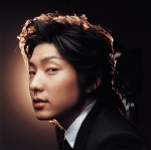 LG생활건강(대표:차석용)은 사용의 편리함과 휴대가 용이한 스틱 형태의 자외선 차단제 ‘보닌 더스타일 선스틱(SPF50 PA+++)’을 선보인다. 
