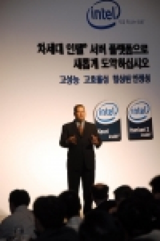 인텔의 차세대 서버 플랫폼 출시 행사를 위해 한국을 방문한 인텔 서버 플랫폼 그룹 마케팅 보이드 데이비스(Boyd Davis) 총괄 책임자가 발표 이번 서버 및 플랫폼 출시에 대해