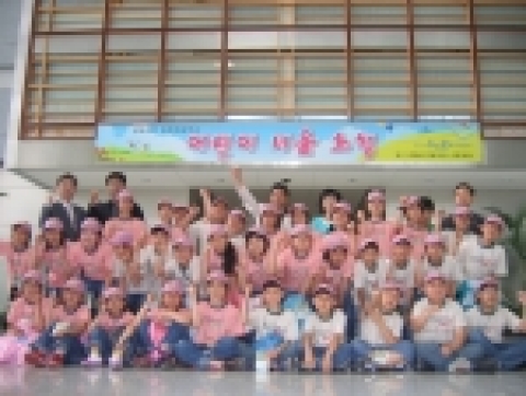 - 어린이들 : 경북 상주 화북초등학교 4~6학년생
- 산업은행 윤태화 홍보실장 : 맨뒷줄 최좌측
- 화북초등학교 선생님들 : 맨뒷줄 좌측에서 두번째, 중앙(흰색옷)
- 산업
