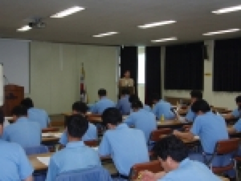 (주)고려강선 직원들을 대상으로 '담배는 독이던 마약'이란 주제로 최창목소장이 특강을 하고있다.