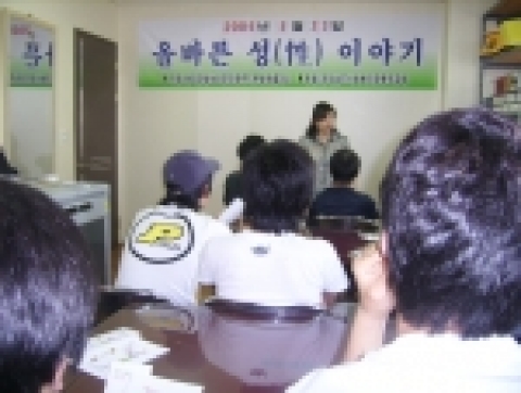 호기심을 가지고 경청하고있는 청소년들