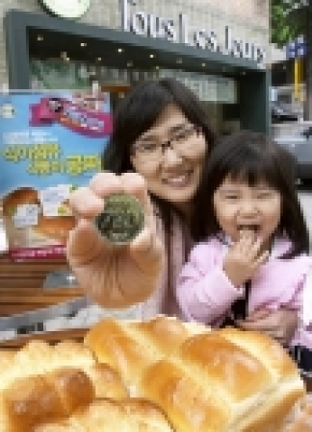 역삼동 뚜레주르에서 “빵이냐! 4강이냐!” 이벤트에 참가한 고객이 780원짜리 동전을 식이섬유 식빵으로 교환하는 모습.