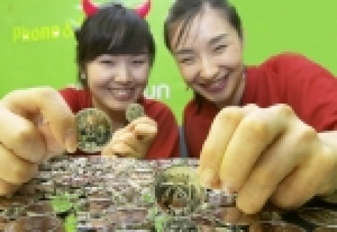 폰앤펀 강남점에서 “빵이냐! 4강이냐!” 이벤트에 참가하는 고객에게 행사 안내를 하는 모바일자키(MJ)의 모습