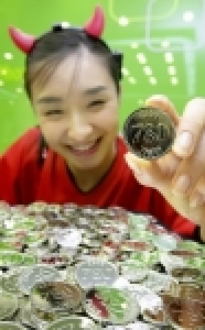 폰앤펀 강남점에서 “빵이냐! 4강이냐!” 이벤트에 참가하는 고객에게 행사 안내를 하는 모바일자키(MJ)의 모습