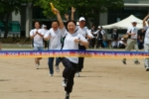 2004년 ETRI 가족 한마음 축제 때 이어달리기하면서 즐거워 하는 모습들