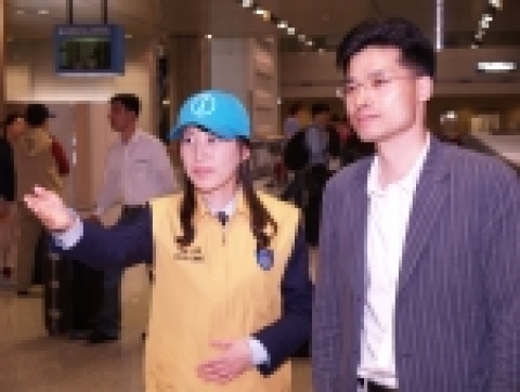 “블루캡(Blue Cap) 민원도우미”는 여행객들이 쉽게 알아볼 수 있도록 파란모자와 노란 재킷을 착용하고 24시간 활동한다.