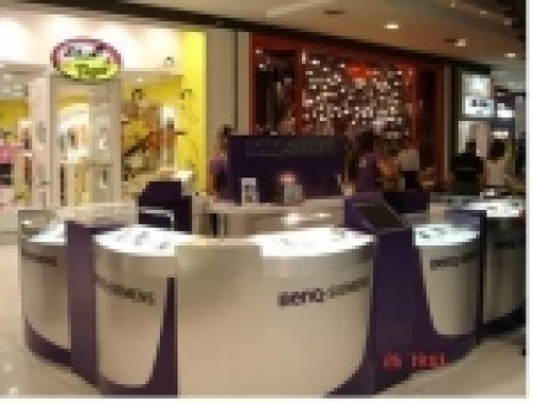 브라질 BENQ-SIEMENS 휴대폰 판매 매장에서 AnyFill 충전기가 설치된 모습