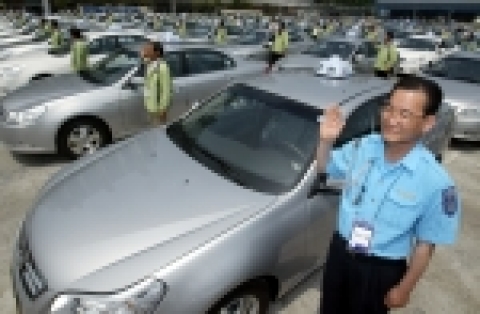 지난 24일 GM DAEWOO 부평공장에서 열린 토스카 개인택시 홍보대사 발대식에서 홍보 대사로 선정된 택시기사들이 역할 수행을 다하기 위한 선서를 하고 있다.