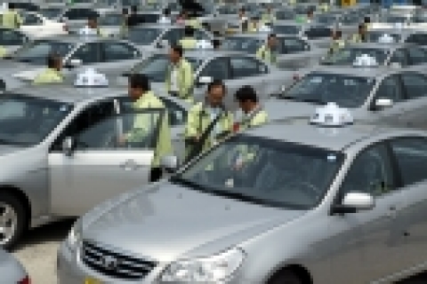 지난 24일 GM DAEWOO 부평공장에서 열린 토스카 개인택시 홍보대사 발대식에서 인수한 토스카 택시를 살펴보고 있는 토스카 개인택시 홍보대사들.