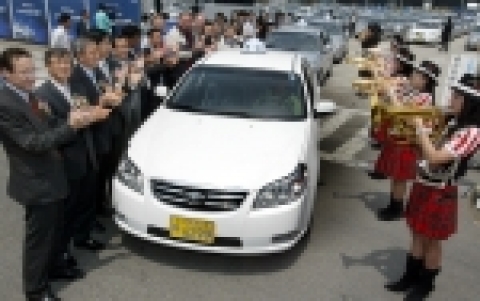 지난 24일 GM DAEWOO 부평공장에서 열린 토스카 개인택시 홍보대사 발대식이 끝난 뒤 토스카 개인택시 홍보대사들이 토스카 택시를 몰고 부평공장을 빠져나가고 있다. 사진 왼쪽 