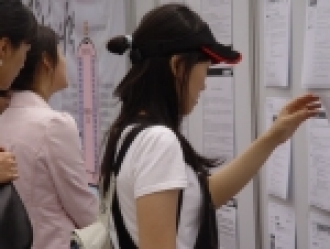 24일 숙명여대에서 열린 '2006 숙명 취업박람회'에 참가한 여대생들이 일자리 정보가 담긴 게시판을 살펴보고 있다. 
