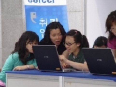 24일 숙명여대에서 열린 '2006 숙명 취업박람회'에 참가한 여대생들이 무료 인적성검사를 받고 그 결과를 관심있게 살펴보고 있다. 