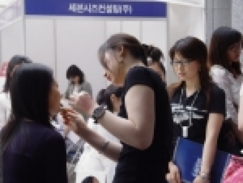 24일 숙명여대에서 열린 '2006 숙명 취업박람회'에 참가한 여대생들이 면접을 위한 무료 메이크업을 시연받고 있다. 