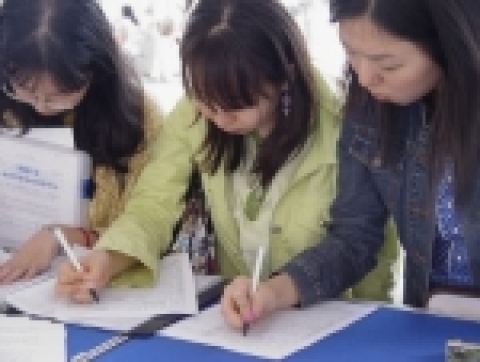 24일 숙명여대에서 열린 '2006 숙명 취업박람회'에 참가한 여대생들이 꼼꼼히 이력서를 작성하고 있다. 