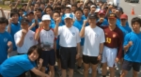 충남대학교가 개교 54주년 기념 POWER CNU 주간 및 백마축전을 맞아 양현수 총장과 학생들이 함께하는 ‘행복도시 백마마라톤 대회’를 개최하였다.