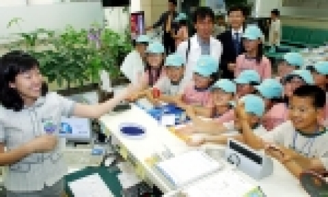 신한은행(www.shinhan.com은행장 申相勳)은 “가정의 달을 맞아 도농간 교류 증진 및 지역사회와의 가교역할을 통한 사회공헌사업의 일환으로 제24회 도서벽지 어린이 서울 초