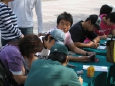 차례를 기다리며 헌혈신청서를 작성하는 학생들