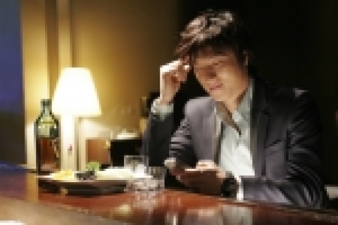 의상경매 이벤트에 기부된 의상을 입고 있는 박건형