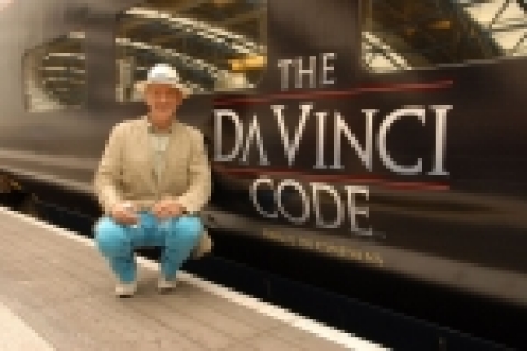 칸느 개막일 하루 전인 현지 시간 5월 16일, 영국의 워터루 역에서 특별히 장식된 다빈치 코드 유로스타 시승식에 참가한 이안 맥켈랜