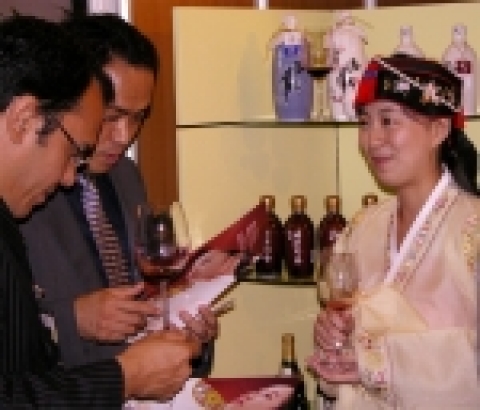 보해 복분자주가 5월 23~25일까지 홍콩 컨벤션센터에서 열린 ‘2006 빈 엑스포 아시아-태평양 전시회’에 참가, 진한 맛과 아름다운 빛깔, 동양적인 외형으로 세계 와인 마니아들