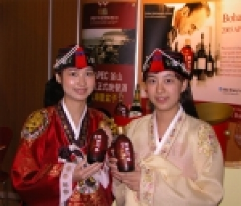 보해 복분자주가 5월 23~25일까지 홍콩 컨벤션센터에서 열린 ‘2006 빈 엑스포 아시아-태평양 전시회’에 참가, 진한 맛과 아름다운 빛깔, 동양적인 외형으로 세계 와인 마니아들