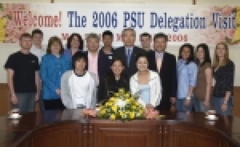 미국 피츠버그주립대학교 교수·학생 13명이 26일부터 3박4일간 국립 경상대학교를 방문했다. 조무제 총장을 접견한 뒤 기념촬영을 하고 있다.