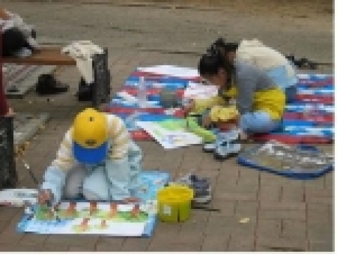 어린이대공원 미술대회에서 그림을 그리고 있는 아이들