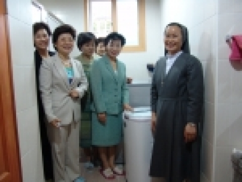전남대병원 백의회, ‘나자렛집’에 세탁기 등 전달