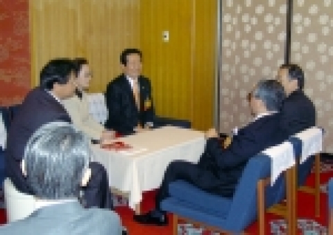 정세균 산업자원부 장관은 2006. 5. 26(금) 오전 일본 도쿄 오쿠라호텔 헤이안노마에서 개최된 니혼게이자이신문 주최 『제12회 “아시아의 미래”에 관한 심포지엄』에서 참석하였