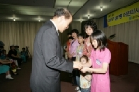 대구은행은 지난 4월 대구, 구미, 포항 지역에서 동시 실시한 어린이사생대회 및 여성백일장에 대한 시상식 행사를 본점을 비롯, 경북1본부(포항), 경북2본부(구미)에서 각각 가졌다