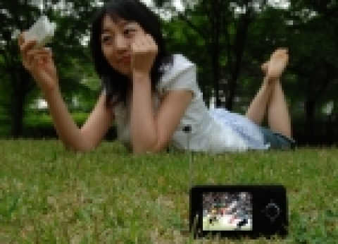 LG전자 휴대성을 강조한 초슬림'뮤직DMB' MP3플레이어로 언제 어디서나 지상파 DMB TV를 즐길 수 있다.