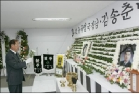 충북도 이원종 지사 故 유국렬 국장 빈소 조문