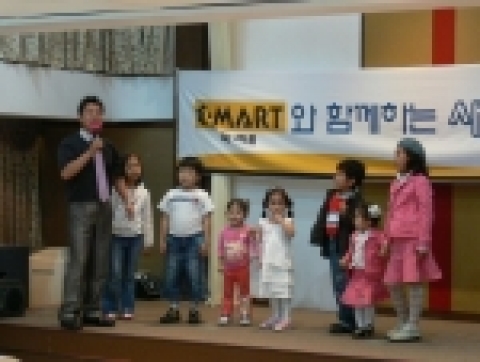 행사에 참여한 어린이들이 레크레이션에 참여하여 즐거운 시간을 보내고 있다.