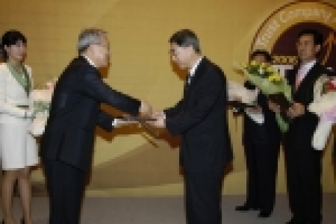 (주)마리오 한상태 전무 '2006 한국소비자의 신뢰기업대상'을 수상하고 있다.
