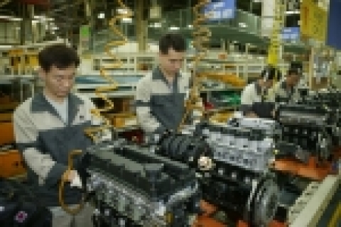 GM DAEWOO 부평 공장이 지난 86년 르망 엔진을 첫 생산한지 20년 만에 엔진 생산 5백만대를 기록했다. 사진은 GM DAEWOO 부평 엔진 공장에서 직원들이 엔진 생산 작