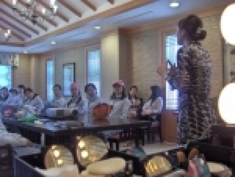 태평양에서 초빙된 메이크업 강사의 한마디 한마디에 귀를 기울이는 양평TPC의 캐디들.