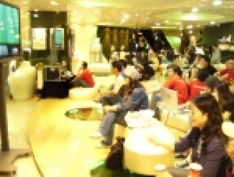 5월 27일 삼성동 코엑스몰 TTL 존에서 EA Sports™ 2006 FIFA 월드컵 게임으로 Xbox컵 대회의 본선전이 열렸다.