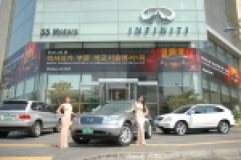 비교 시승을 위한 인피니티 FX와 도우미