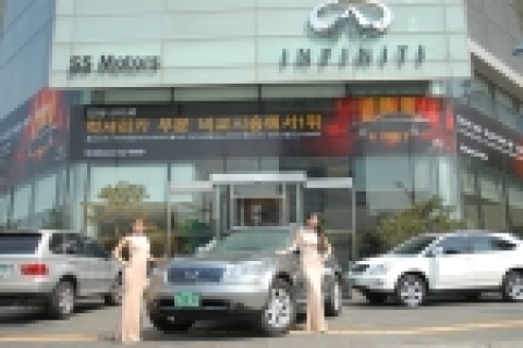 비교 시승을 위한 인피니티 FX와 도우미