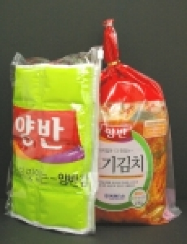 동원F&B는 5월27일부터 6월24일까지 할인점에서 양반 포기김치 2.5kg을 사는 고객에게 월드컵 응원용 아이스팩을 증정한다