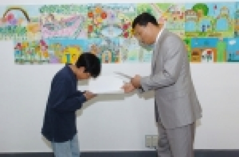 조선대학교 개교 60주년을 기념하는 제4회 장미축제 행사의 하나로 열린 초등학생 장미그리기대회 시상식이 5월 20일 오후 3시 본관 2층 소회의실에서 거행되었다.