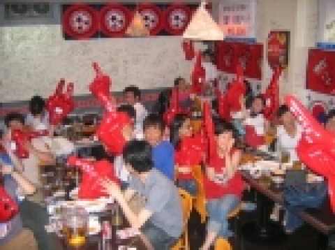 보스니아와 평가전 날 카트라이더 붉은 장갑을 들고 응원하는 모습