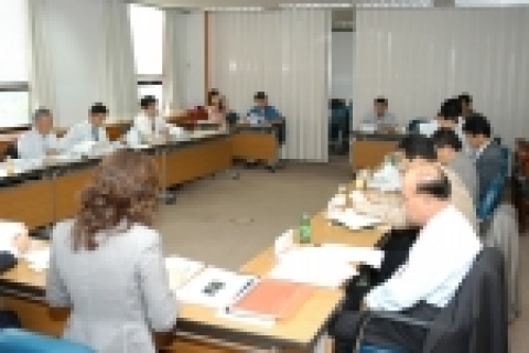 5월29일 한국식품연구원 3층 소회실에서 농림부 인삼당담 박주환 사무관을 비롯하여 농진청, 농산물유통공사, 제품협회, 수출협회, 농협 등 유관기관의 인삼관련 전문가 10여명이 참석