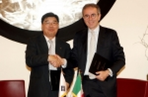 신동규 한국수출입은행장(왼쪽)은 5월 29일 로마에서 이탈리아 수출신용공사(SACE)의 이나찌오 안젤로니 회장(Chairman, Dr. Ignazio Angeloni)과 중동 지역