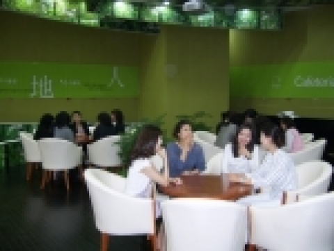 포항 우현동 어울림 모델하우스를 방문한 고객들이 휴식을 위해 마련된 카페테리아에서 라벤더향을 맡으며 담소를 나누고 있다.