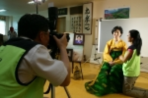 KT 사랑의 봉사단은 대전, 충남 지역에서 5월 가정의 달을 맞이하여 사회복지기관 및 아파트 단지의 노인정의 어르신들을 대상으로 무료로 장수 사진을 촬영해 주는 행사를 펼치고 있다