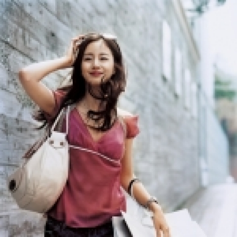 LG생활건강의 백화점 브랜드 ‘오휘’는 올 여름 메이크업으로 ‘붉은 입술’을 제안하며, 립글로스 ‘빅토리 레드’ 등 총 7종을 새로 선보였다. 