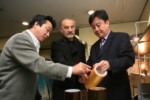 코오롱그룹 이웅열 회장이 30일, &#039;그룹 신기술전시회&#039;에 참석, 중앙연구원장으로부터 전자소재 필름에 관한 설명을 듣고 있다. 좌로부터 이웅열 회장, 드마니 교수(美 캘리포니아 나노연구소장), 송성적 중앙연구원장